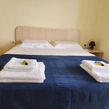 Matin Apartment Sea View Durres Bagian luar foto