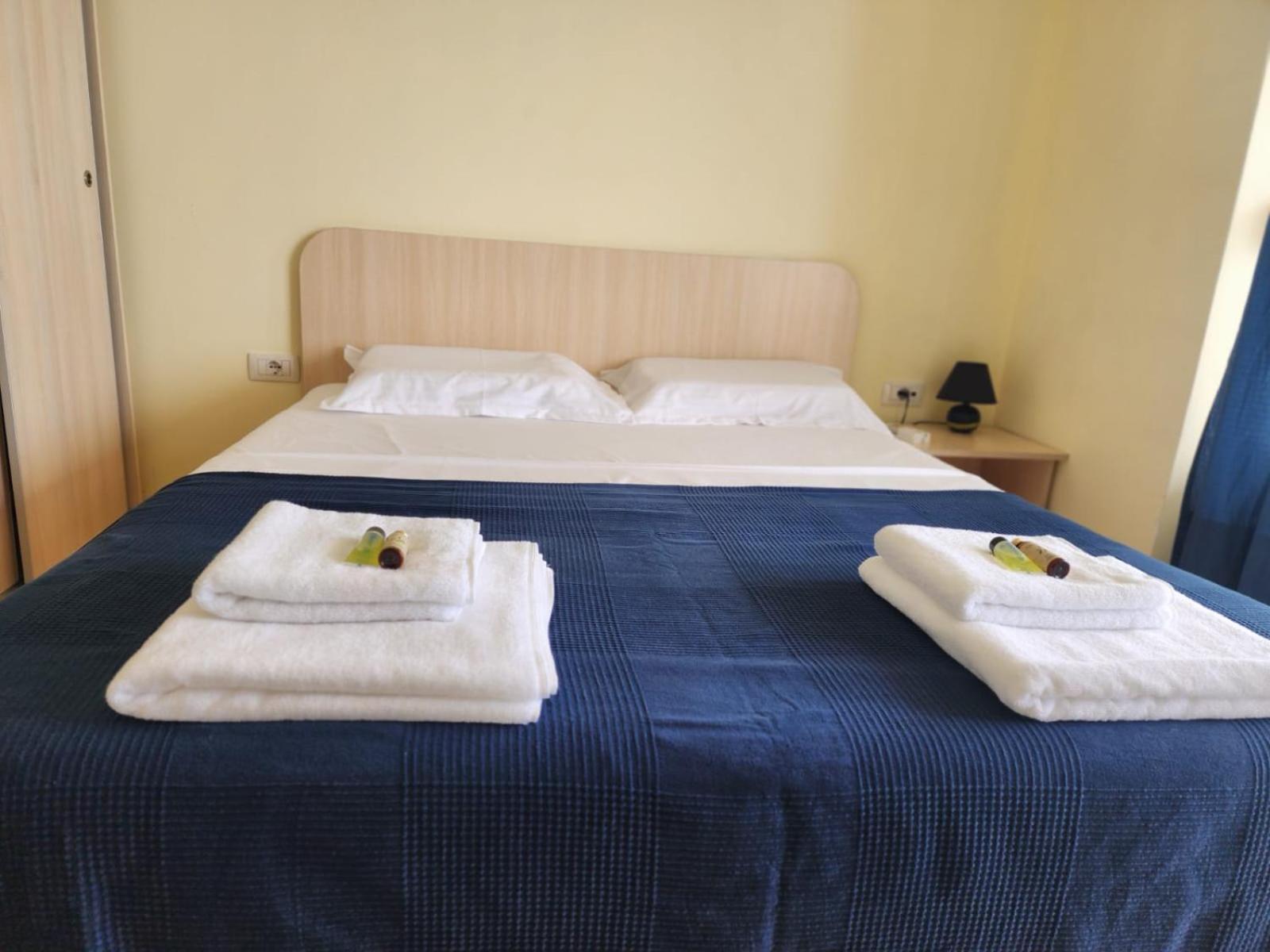Matin Apartment Sea View Durres Bagian luar foto